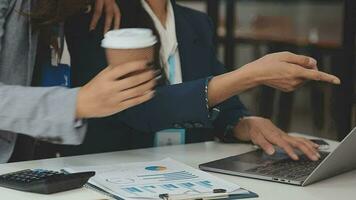 företag team samarbete diskuterar arbetssätt analyserar med finansiell data och marknadsföring tillväxt Rapportera Graf i team, presentation och brainstorming till strategi planera framställning vinst av företag. video