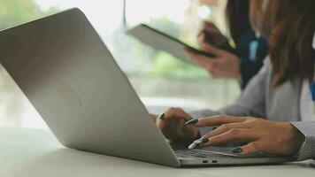 företag team samarbete diskuterar arbetssätt analyserar med finansiell data och marknadsföring tillväxt Rapportera Graf i team, presentation och brainstorming till strategi planera framställning vinst av företag. video