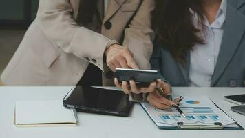 företag team samarbete diskuterar arbetssätt analyserar med finansiell data och marknadsföring tillväxt Rapportera Graf i team, presentation och brainstorming till strategi planera framställning vinst av företag. video