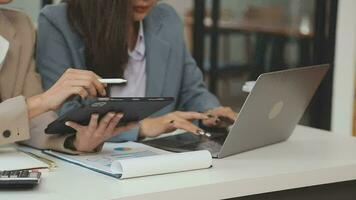 företag team samarbete diskuterar arbetssätt analyserar med finansiell data och marknadsföring tillväxt Rapportera Graf i team, presentation och brainstorming till strategi planera framställning vinst av företag. video