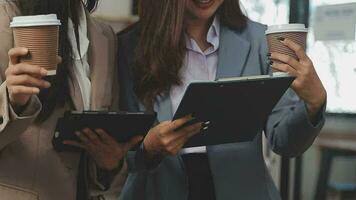 bedrijf team samenwerking bespreken werken analyseren met financieel gegevens en afzet groei verslag doen van diagram in team, presentatie en brainstorming naar strategie planning maken winst van bedrijf. video