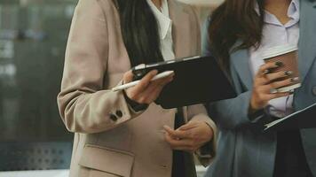 colaboração da equipe de negócios discutindo o trabalho analisando com dados financeiros e gráfico de relatório de crescimento de marketing em equipe, apresentação e brainstorming para planejamento estratégico, lucrando com a empresa. video