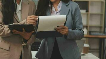 företag team samarbete diskuterar arbetssätt analyserar med finansiell data och marknadsföring tillväxt Rapportera Graf i team, presentation och brainstorming till strategi planera framställning vinst av företag. video