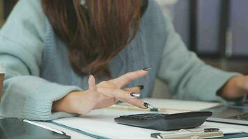 colaboración del equipo de negocios discutiendo el análisis de trabajo con datos financieros y gráficos de informes de crecimiento de marketing en equipo, presentación y lluvia de ideas para la planificación estratégica obteniendo ganancias de la empresa. video