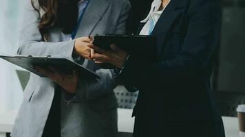 Zusammenarbeit von Geschäftsteams, Diskussion der Arbeit, Analyse mit Finanzdaten und Marketing-Wachstumsberichtsgrafik im Team, Präsentation und Brainstorming zur Strategieplanung, um vom Unternehmen zu profitieren. video