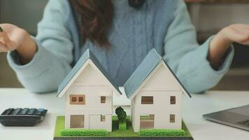 real Estado agente e vendas Gerente equipe análise precificação do aluguel de concessão contrato do venda compra acordo, relativo hipoteca empréstimo oferta para e casa seguro. video