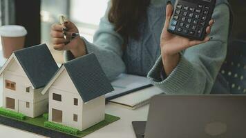 real Estado agente e vendas Gerente equipe análise precificação do aluguel de concessão contrato do venda compra acordo, relativo hipoteca empréstimo oferta para e casa seguro. video