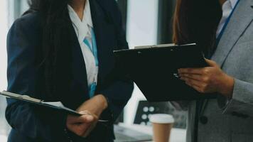 företag team samarbete diskuterar arbetssätt analyserar med finansiell data och marknadsföring tillväxt Rapportera Graf i team, presentation och brainstorming till strategi planera framställning vinst av företag. video