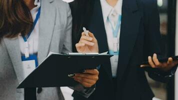 företag team samarbete diskuterar arbetssätt analyserar med finansiell data och marknadsföring tillväxt Rapportera Graf i team, presentation och brainstorming till strategi planera framställning vinst av företag. video