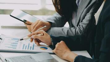 företag team samarbete diskuterar arbetssätt analyserar med finansiell data och marknadsföring tillväxt Rapportera Graf i team, presentation och brainstorming till strategi planera framställning vinst av företag. video