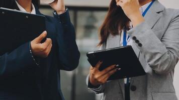 Zusammenarbeit von Geschäftsteams, Diskussion der Arbeit, Analyse mit Finanzdaten und Marketing-Wachstumsberichtsgrafik im Team, Präsentation und Brainstorming zur Strategieplanung, um vom Unternehmen zu profitieren. video