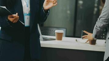 collaboration de l'équipe d'affaires discutant du travail d'analyse avec les données financières et le graphique du rapport de croissance marketing en équipe, présentation et remue-méninges pour la planification stratégique faisant profit de l'entreprise. video