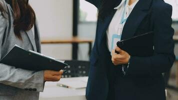 företag team samarbete diskuterar arbetssätt analyserar med finansiell data och marknadsföring tillväxt Rapportera Graf i team, presentation och brainstorming till strategi planera framställning vinst av företag. video