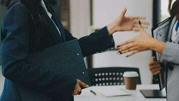 företag team samarbete diskuterar arbetssätt analyserar med finansiell data och marknadsföring tillväxt Rapportera Graf i team, presentation och brainstorming till strategi planera framställning vinst av företag. video