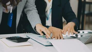 företag team samarbete diskuterar arbetssätt analyserar med finansiell data och marknadsföring tillväxt Rapportera Graf i team, presentation och brainstorming till strategi planera framställning vinst av företag. video