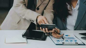 företag team samarbete diskuterar arbetssätt analyserar med finansiell data och marknadsföring tillväxt Rapportera Graf i team, presentation och brainstorming till strategi planera framställning vinst av företag. video