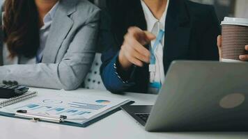 företag team samarbete diskuterar arbetssätt analyserar med finansiell data och marknadsföring tillväxt Rapportera Graf i team, presentation och brainstorming till strategi planera framställning vinst av företag. video