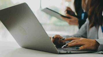 företag team samarbete diskuterar arbetssätt analyserar med finansiell data och marknadsföring tillväxt Rapportera Graf i team, presentation och brainstorming till strategi planera framställning vinst av företag. video