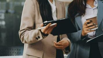 bedrijf team samenwerking bespreken werken analyseren met financieel gegevens en afzet groei verslag doen van diagram in team, presentatie en brainstorming naar strategie planning maken winst van bedrijf. video