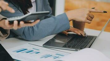 attività commerciale squadra collaborazione discutere Lavorando analizzando con finanziario dati e marketing crescita rapporto grafico nel squadra, presentazione e di brainstorming per strategia pianificazione fabbricazione profitto di azienda. video