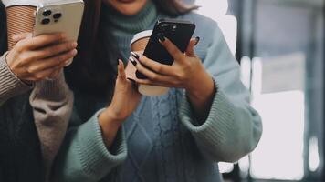 colaboración del equipo de negocios discutiendo el análisis de trabajo con datos financieros y gráficos de informes de crecimiento de marketing en equipo, presentación y lluvia de ideas para la planificación estratégica obteniendo ganancias de la empresa. video