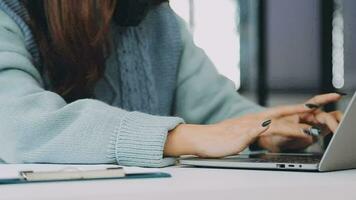 företag team samarbete diskuterar arbetssätt analyserar med finansiell data och marknadsföring tillväxt Rapportera Graf i team, presentation och brainstorming till strategi planera framställning vinst av företag. video