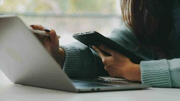 företag team samarbete diskuterar arbetssätt analyserar med finansiell data och marknadsföring tillväxt Rapportera Graf i team, presentation och brainstorming till strategi planera framställning vinst av företag. video