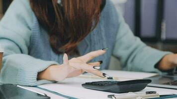 colaboración del equipo de negocios discutiendo el análisis de trabajo con datos financieros y gráficos de informes de crecimiento de marketing en equipo, presentación y lluvia de ideas para la planificación estratégica obteniendo ganancias de la empresa. video