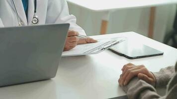 médico consultante paciente manos de cerca. paciente sentado a médico oficina. diagnóstico, prevención de mujer enfermedades, cuidado de la salud, médico servicio, consulta o educación, sano estilo de vida concepto video