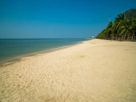 hermosa paisaje verano panorama frente punto de vista tropical mar playa blanco arena limpiar y azul cielo antecedentes calma naturaleza Oceano hermosa ola agua viaje a sai kaew playa Tailandia chonburi foto