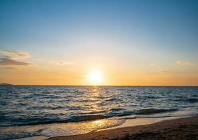 paisaje horizonte punto de vista panorama verano mar playa nadie viento ola frio fiesta calma costero puesta de sol cielo ligero naranja dorado noche día hora Mira calma naturaleza tropical hermosa Oceano agua viaje foto