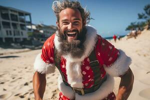 ai generado atractivo muscular joven hombre vistiendo un Papa Noel claus prenda corriendo a playa y sonriente a el cámara foto