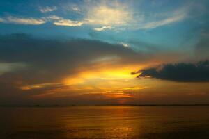 el cielo y el lago en el crepúsculo después puesta de sol. foto