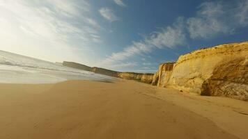 sablonneux plage avec une falaise dans Australie. fpv drone vidéo. video