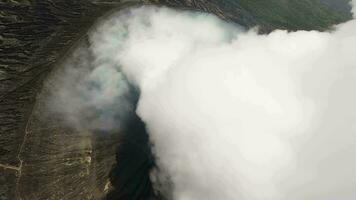 flygande över de ventilera av en vulkan på ett fpv Drönare video