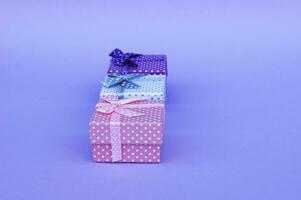 Tres regalos en un rosado antecedentes. foto