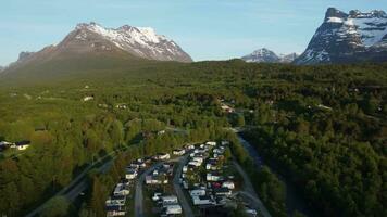 aéreo ver Disparo de hermosa verde arboles y montañas, Noruega. video