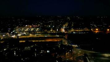 hoog hoek beeldmateriaal van verlichte Brits stad- gedurende nacht. luton, Engeland uk. oktober 22e, 2023 video