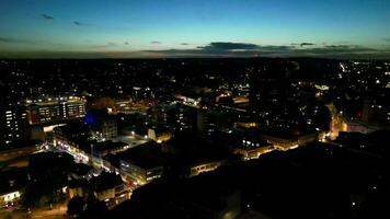 hoch Winkel Aufnahmen von beleuchtet britisch Stadt, Dorf während Nacht. Luton, England Vereinigtes Königreich. Oktober 22., 2023 video