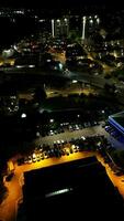 haute angle métrage de illuminé Britanique ville pendant nuit. luton, Angleterre Royaume-Uni. octobre 22, 2023 video