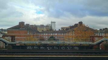 kant venster visie beeldmateriaal gedurende trein reizen van luton naar Londen, Engeland. november 20e, 2023 video