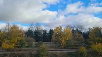Seite Fenster Aussicht Aufnahmen während Zug Reise von Luton zu London, England. November 20., 2023 video