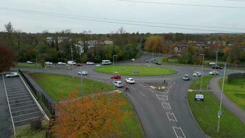 hoch Winkel Aufnahmen von Straße und der Verkehr beim Houghton regis Stadt, Dorf von England Vereinigtes Königreich. November 17., 2023 video