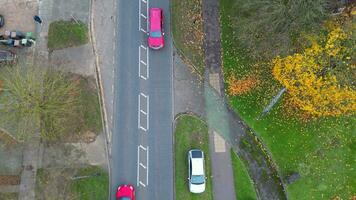 hög vinkel antal fot av väg och trafik på Houghton regis stad av England Storbritannien. november 17:e, 2023 video