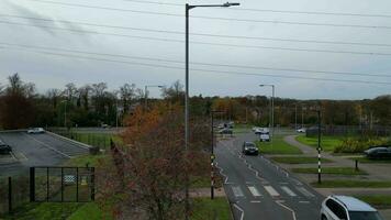 hög vinkel antal fot av väg och trafik på Houghton regis stad av England Storbritannien. november 17:e, 2023 video