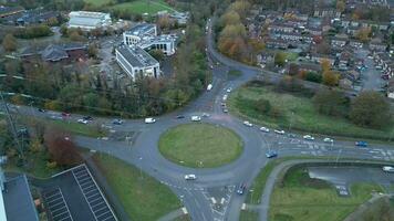 alto angolo metraggio di strada e traffico a houghton regis cittadina di Inghilterra UK. novembre 17, 2023 video