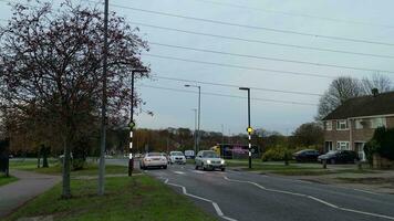 hoog hoek beeldmateriaal van weg en verkeer Bij Houghton regis stad- van Engeland uk. november 17e, 2023 video