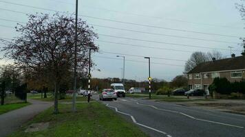 alto angolo metraggio di strada e traffico a houghton regis cittadina di Inghilterra UK. novembre 17, 2023 video