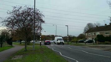 hög vinkel antal fot av väg och trafik på Houghton regis stad av England Storbritannien. november 17:e, 2023 video