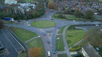 alto ángulo imágenes de la carretera y tráfico a Houghton regis pueblo de Inglaterra Reino Unido. noviembre 17, 2023 video